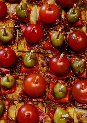 Una foto de TORTILLA Española con Tomates🍅Cherry, Pimientos🌶️ y Aceitunas🫒...!