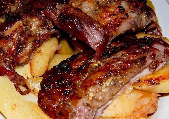 Свиные ребра на гриле в духовке с картошкой по-деревенски