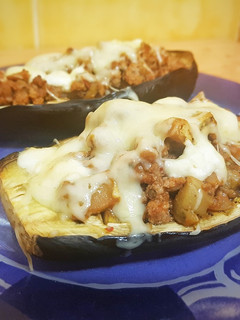Una foto de Berenjena rellena de carne picada