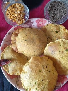 बेसन की चटपटी पूरी (Besan ki chatpati poori recipe in hindi) रेसिपी मुख्य फोटो
