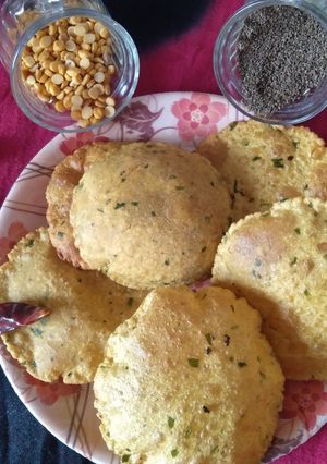 बेसन की चटपटी पूरी (Besan ki chatpati poori recipe in hindi) रेसिपी मुख्य फोटो