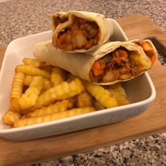 A picture of چکن رول اور چپسchicken wrap and chips.