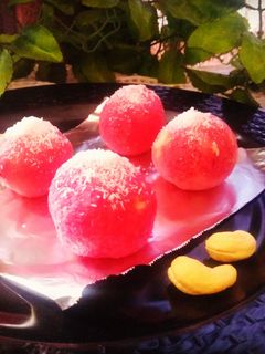 स्टफ्ड कोकोनट लड्डू (Stuffed coconut laddu recipe in Hindi) रेसिपी मुख्य फोटो