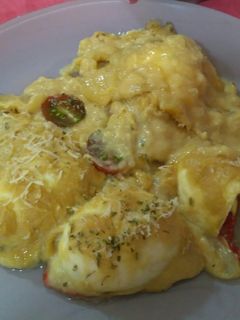 Una foto de Huevos gratinados con bechamel de calabacín, cebolla y piquillos