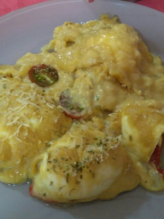 Una foto de Huevos gratinados con bechamel de calabacín, cebolla y piquillos