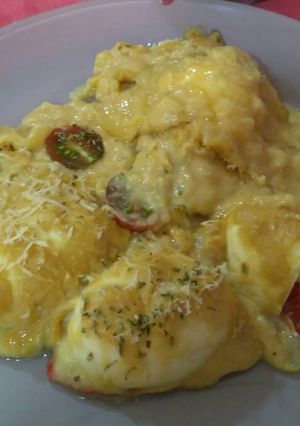Una foto de Huevos gratinados con bechamel de calabacín, cebolla y piquillos
