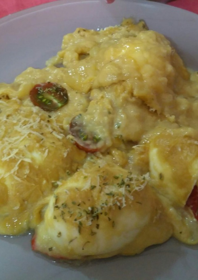 Una foto de Huevos gratinados con bechamel de calabacín, cebolla y piquillos