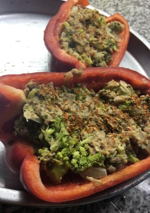 Una foto de Morrones rellenos con atún y brócoli