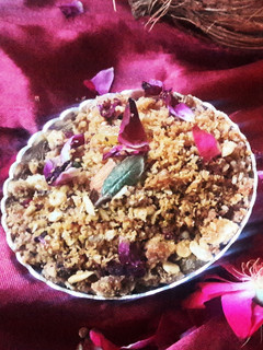 धनिया गुलाब पंजीरी (Dhaniya gulab panjiri recipe in Hindi) रेसिपी मुख्य फोटो