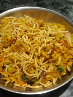 कांदा पोहा(kanda poha recipe in hindi) रेसिपी मुख्य फोटो