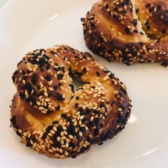 A picture of Simit / Turkish Sesame Bagel.