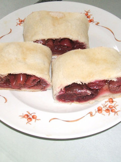 Gyúrt cseresznyés rétes recept fotója