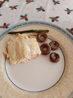Una foto de Salmón con nata y champiñones