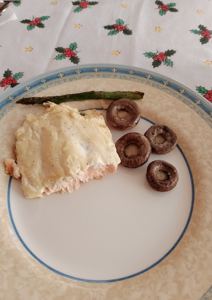 Una foto de Salmón con nata y champiñones