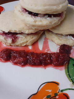 Una foto de Scones, con un relleno de zarzamora