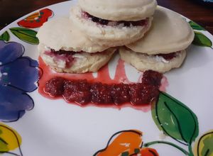 Una foto de Scones, con un relleno de zarzamora