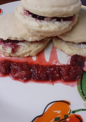 Una foto de Scones, con un relleno de zarzamora