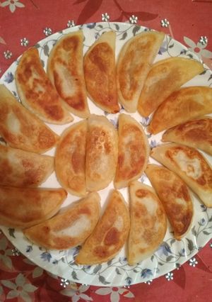 নারকেলের পুর দিয়ে ভাজা পিঠে (narkeler pur diye bhaja pithe recipe in bengali) রেসিপির প্রধান ছবি