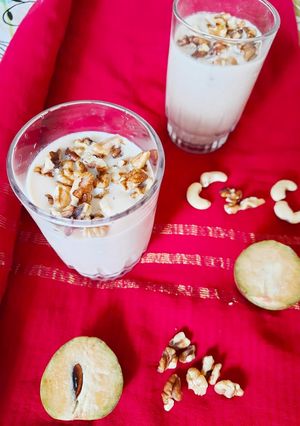 A picture of Chickoo and nuts milkshake.