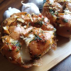 A picture of Cheesey Garlic Bread/Bun.