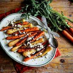 Una foto de Zanahorias y Chirivias Braseadas en Ensalada Templada