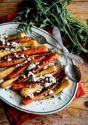 Una foto de Zanahorias y Chirivias Braseadas en Ensalada Templada