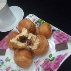 A picture of Chocolate stuffed buns.
