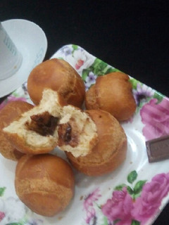 A picture of Chocolate stuffed buns.