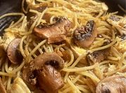 Una foto de pasta con pollo desmenuzado