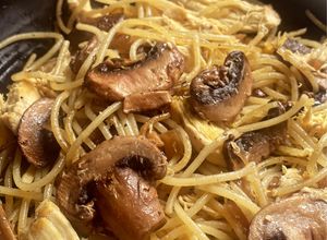 Una foto de Pasta de pollo con champiñones