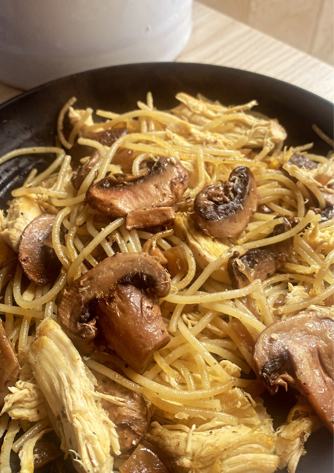 Una foto de Pasta de pollo con champiñones