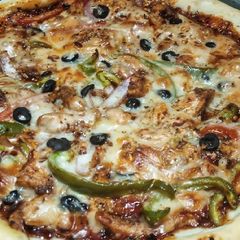 A picture of Chicken fajita pizza.