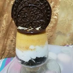 A picture of Oreo mango dessert.