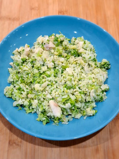 Una foto de Arroz con quinoa, brócoli, aguacate y merluza