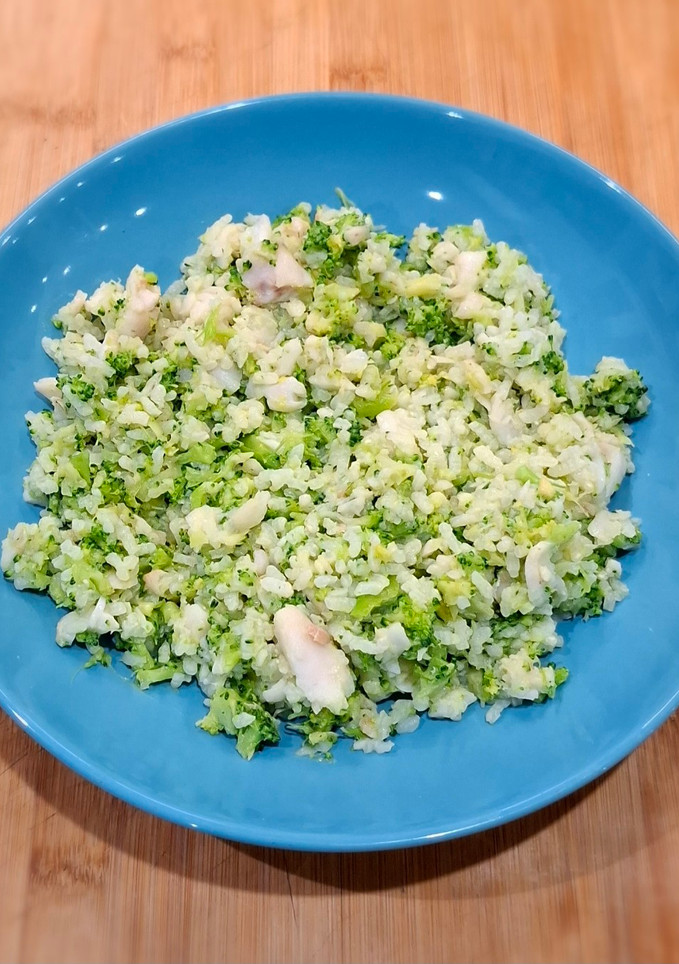 Una foto de Arroz con quinoa, brócoli, aguacate y merluza