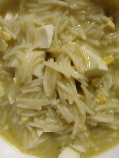 Una foto de Sopa de fideos con huevo cocido