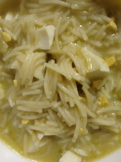 Una foto de Sopa de fideos con huevo cocido