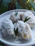 Pisang Salambuak (Pisang Rebus Salut Kelapa Parut)