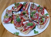 Une photo de tartine au four oignon
