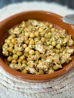 Una foto de Garbanzos con pollo y paté de perdiz