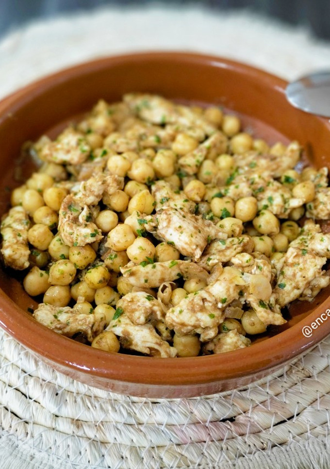 Una foto de Garbanzos con pollo y paté de perdiz