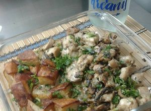 Una foto de Pechuga de pollo al champi&verdeo con papas tostadas