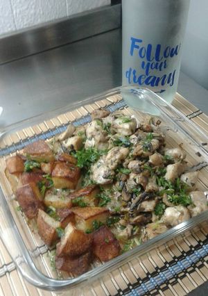 Una foto de Pechuga de pollo al champi&verdeo con papas tostadas
