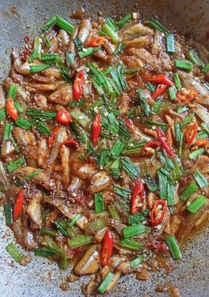 Hình của món Cá Lòng Tong Kho Khô.