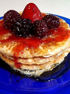 Una foto de Pancakes de manzana, miel y frutos rojos