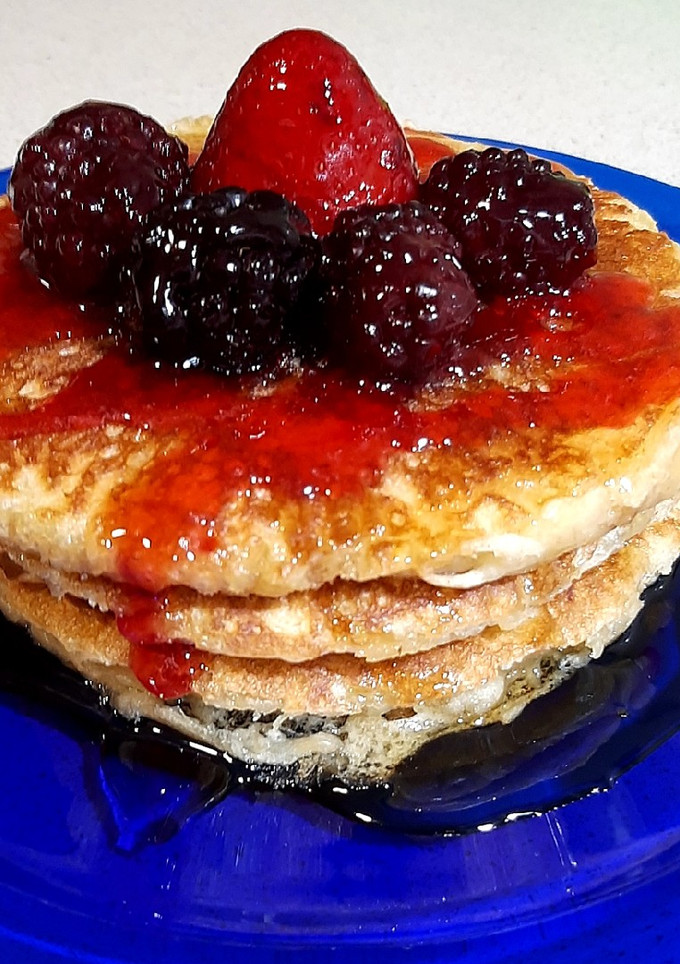 Una foto de Pancakes de manzana, miel y frutos rojos