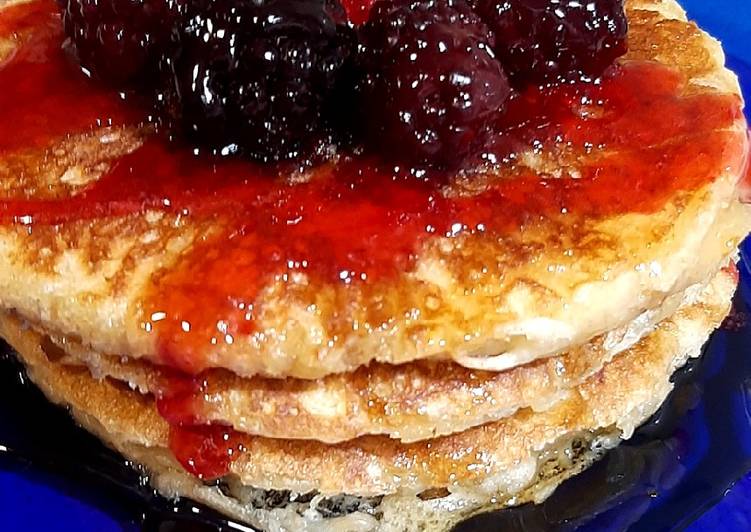 Pancakes de manzana, miel y frutos rojos