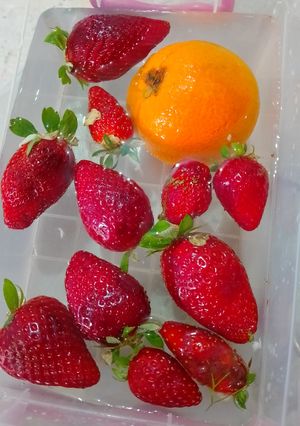صورة لوصفة عصير كوكتال الموز والفرواولة والبرتقال🍊🍌🍓🍋