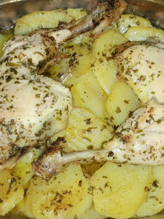 Una foto de Pollo 🍗al horno con patatas 🍟