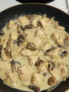 A picture of Creamy Chicken with Mushroom Sauce.